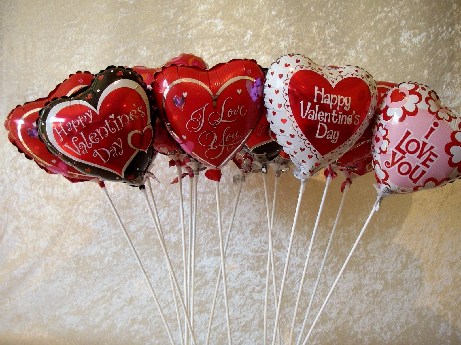 Hay un primer plano de un montón de globos con corazones en ellos (día de san valentín, 14 de febrero, corazón, amor, deseo)