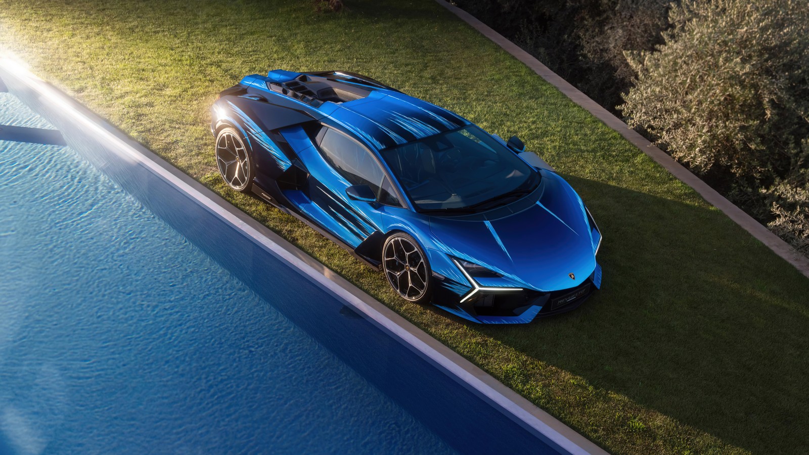 Un coche deportivo azul estacionado junto a una piscina (lamborghini revuelto opera unica, 2024, 5k, 8k, coches)