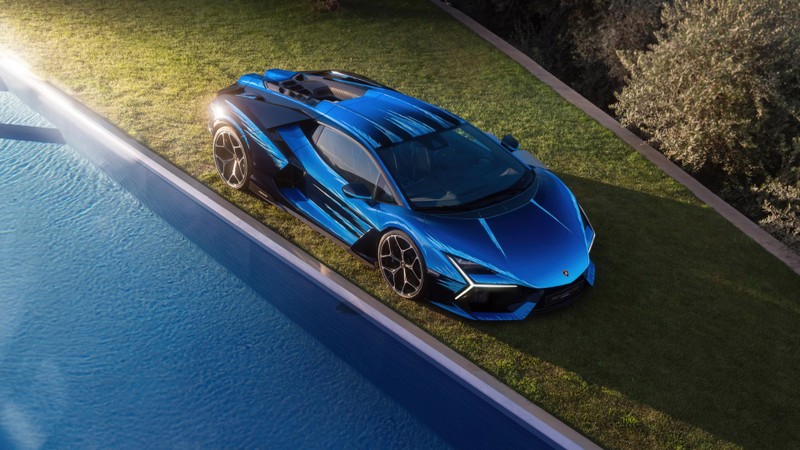 Синий спортивный автомобиль припаркован рядом с бассейном (lamborghini revuelto opera unica, 2024, 5k, 8k, машины)