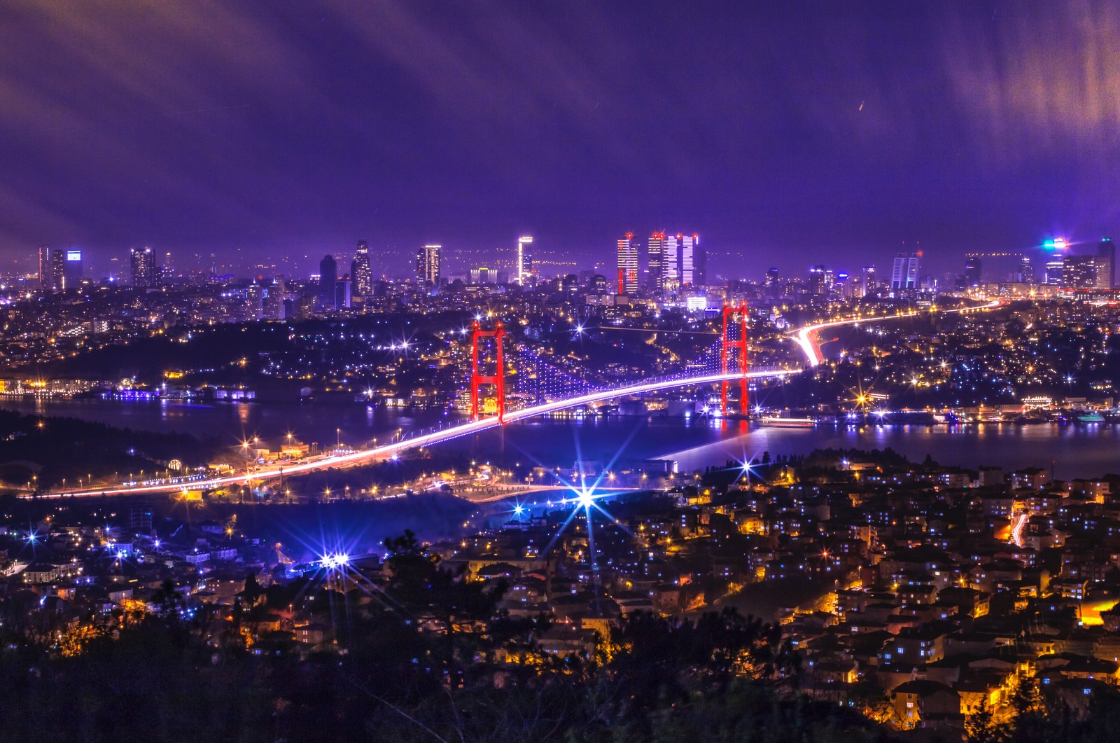 Uma vista de uma cidade à noite com uma ponte (paisagem urbana, cidade, noite, área urbana, metrópole)