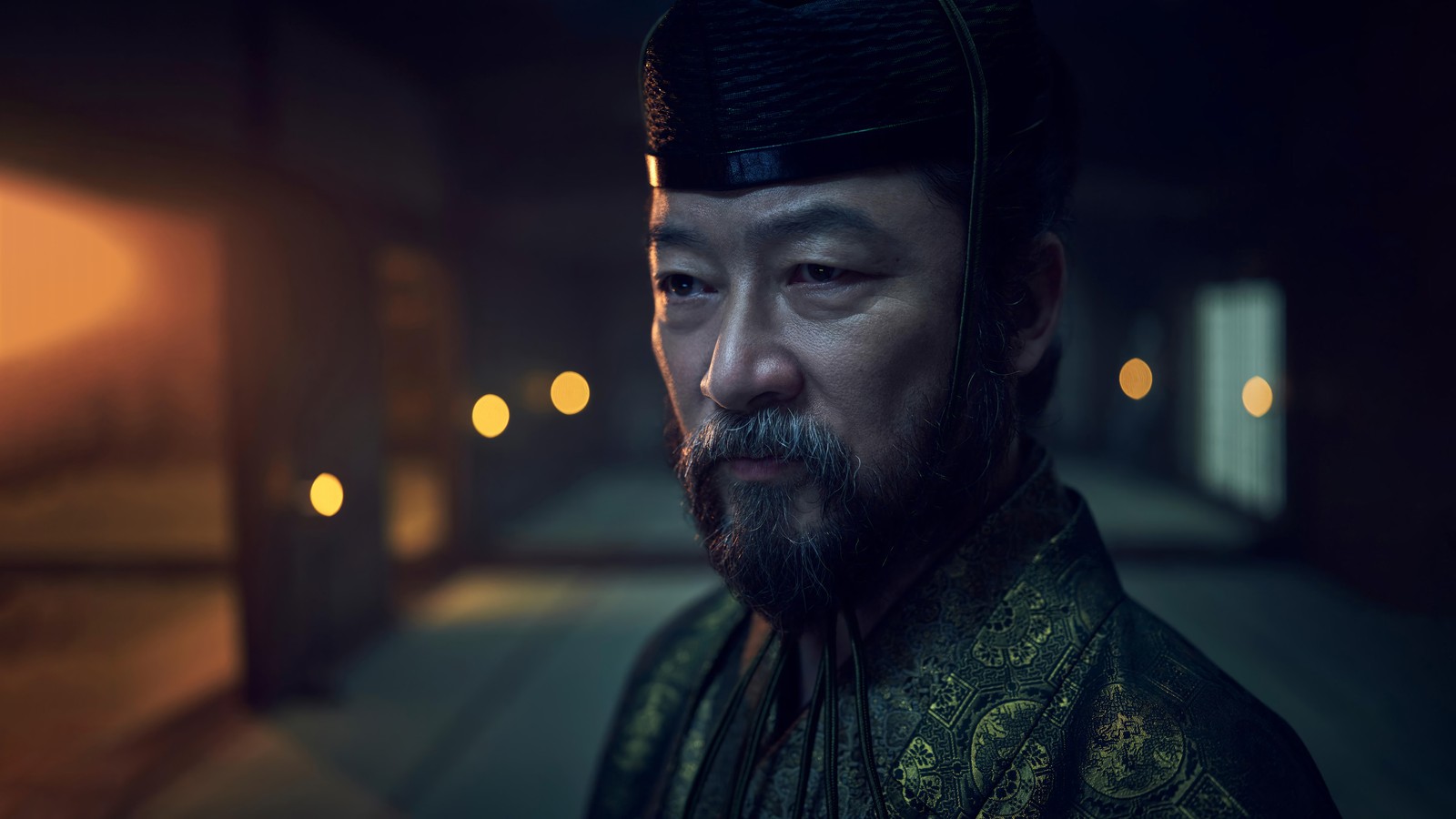 Un primer plano de un hombre con barba y sombrero (serie shogun, series de televisión, tadanobu asano, kashigi yabushige)