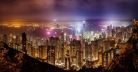 Céu noturno vibrante de Hong Kong: uma paisagem urbana cativante iluminada por arranha-céus e luzes urbanas.