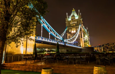 Ponte da Torre iluminada à noite: Uma deslumbrante paisagem urbana de Londres