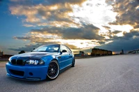 BMW E46 M3 modifié en bleu époustouflant sous un ciel dramatique