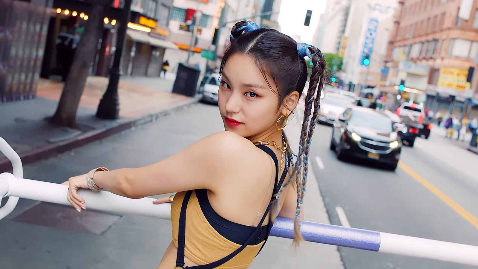 Eine frau steht an einer straßenecke mit einem auto im hintergrund (itzy, kpop, yeji, hwang ye ji, pferdeschwanz)