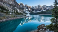 Ruhiger Moränensee, der das majestätische Tal der Zehn Gipfel spiegelt