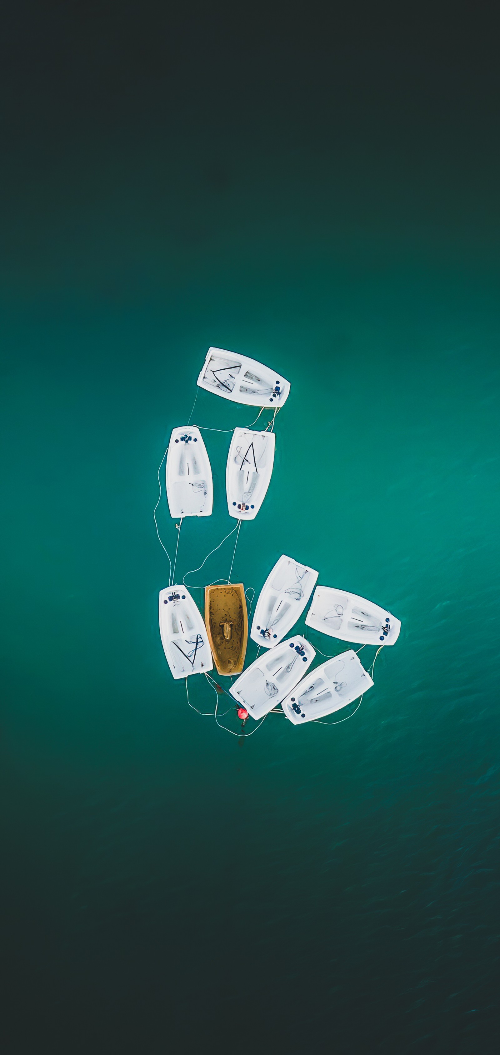 Há muitos barcos flutuando na água com um pequeno barco (água, jogos e esportes de interior, arte, azul elétrico, recreação)