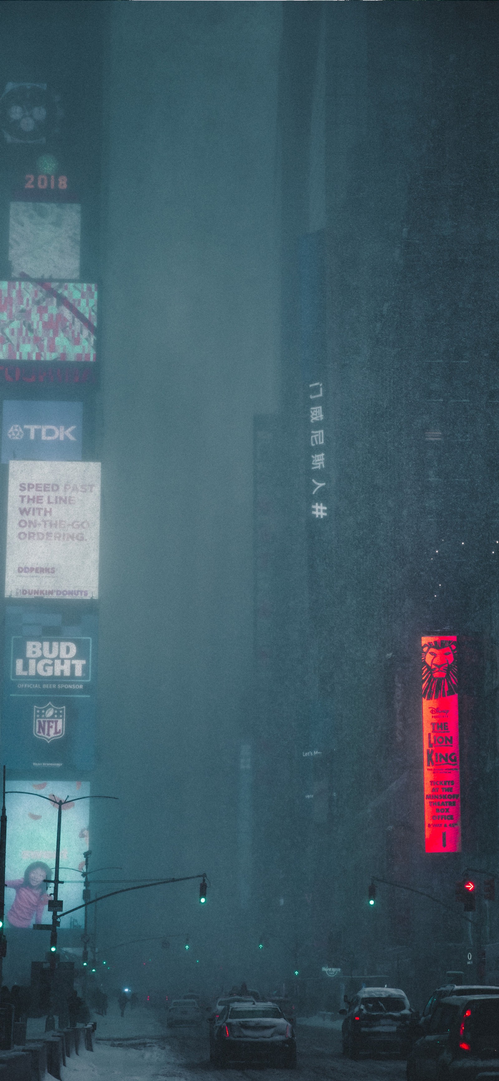 Eine ansicht einer stadtstraße mit viel verkehr und hohen gebäuden (cyberpunk, karmesin, mohn, banner, werbung)