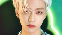 Jaemin de NCT U avec un regard frappant, mettant en valeur son style unique et son charisme.