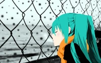 Hatsune Miku regarde pensivement à travers une clôture éclaboussée de pluie, évoquant un sentiment de désir et de contemplation.