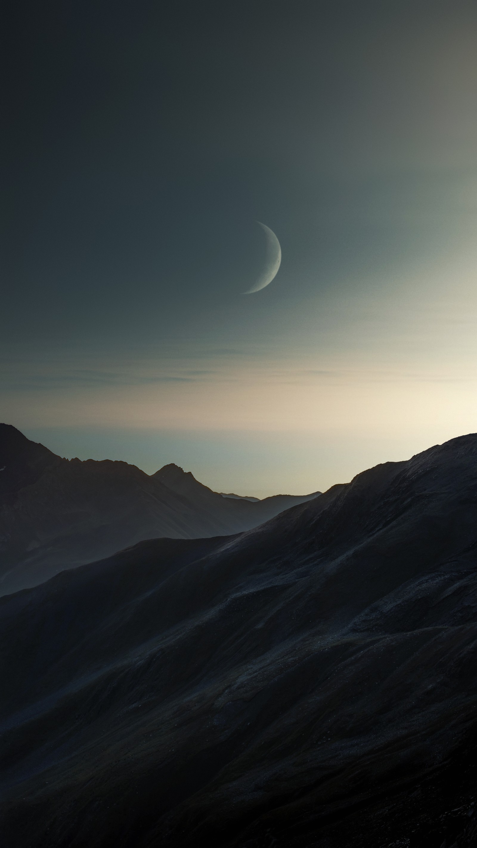 Vista árabe de una luna y un cuarto de luna en el cielo (atmósfera, nube, luna, montaña, luz solar)