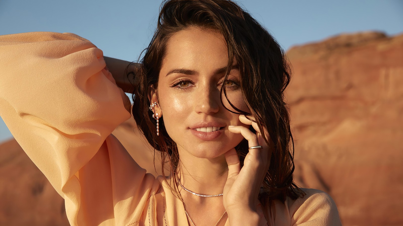 Un gros plan d'une femme aux longs cheveux parlant sur un téléphone portable. (ana de armas, cubain, espagnol, actrice, célébrité)