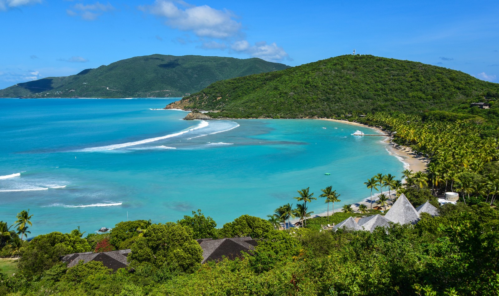 Uma vista de uma praia e um corpo de água de uma colina (estância, ilha, praia, costa, formas costeiras e oceânicas)