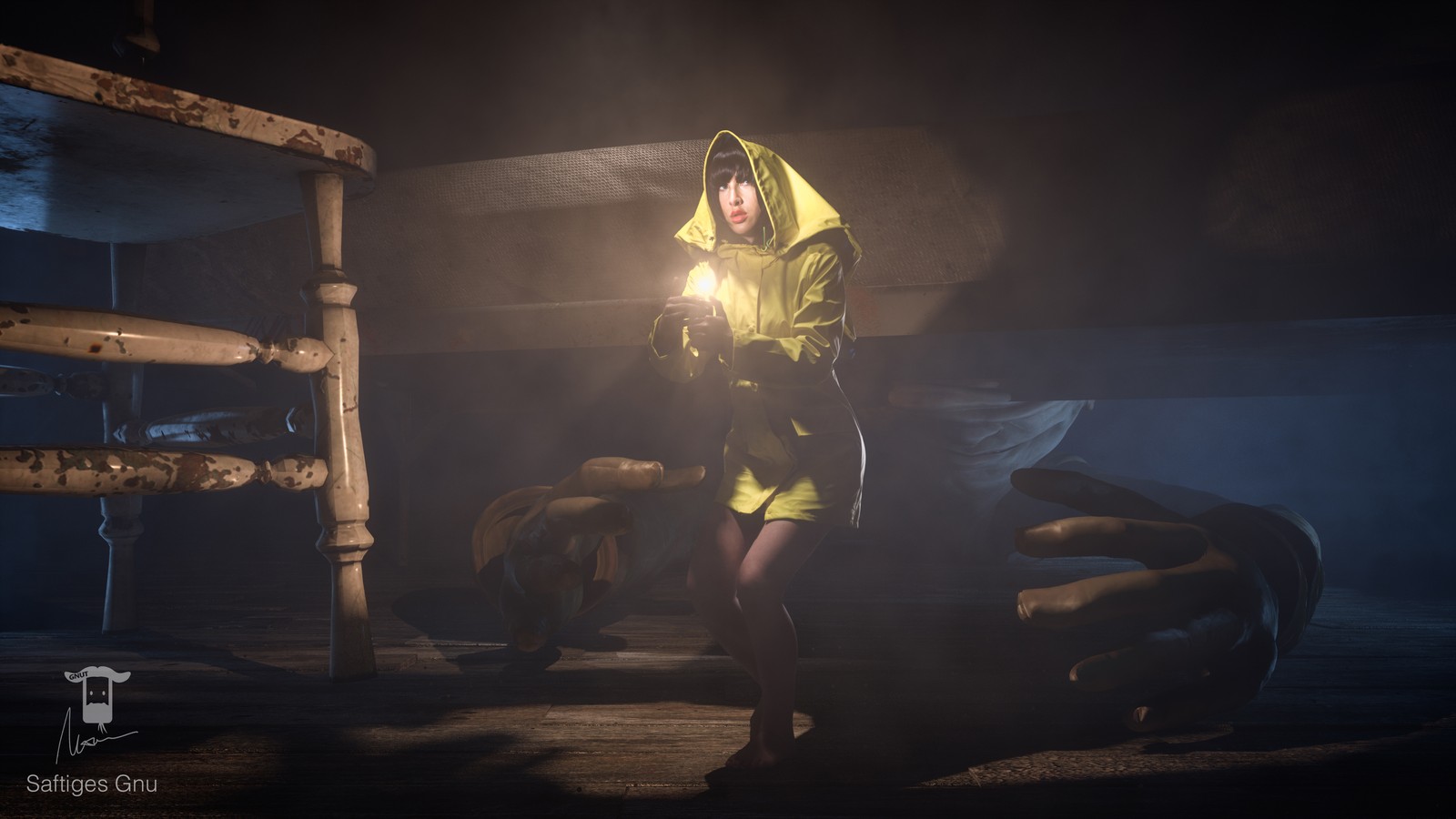 Una mujer con un impermeable amarillo de pie en una habitación oscura (oscuridad, noche, composición digital, juego de aventura, batman)