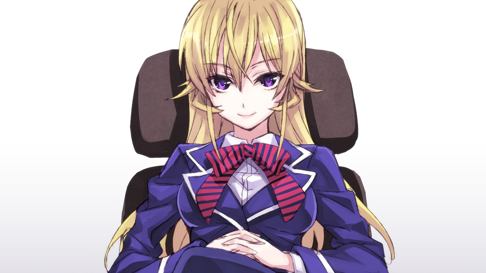 Un primer plano de una persona sentada en una silla con un moño (erina nakiri, guerras de comida, shokugeki no soma, 食戟のソーマ, anime)