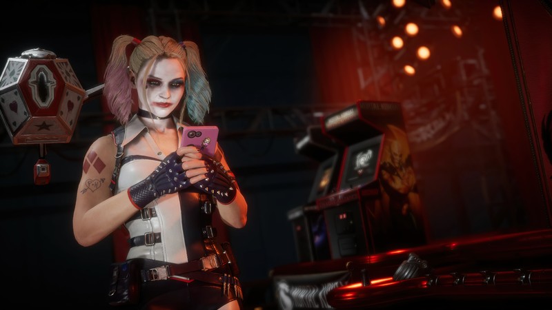 Арафед стоит в комнате с телефоном в руке (кэсси кейдж, cassie cage, harley quinn, mortal kombat 11, mk11)