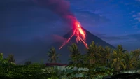 Vulcão Mayon em erupção ao amanhecer: espetáculo da natureza de magma e céu.