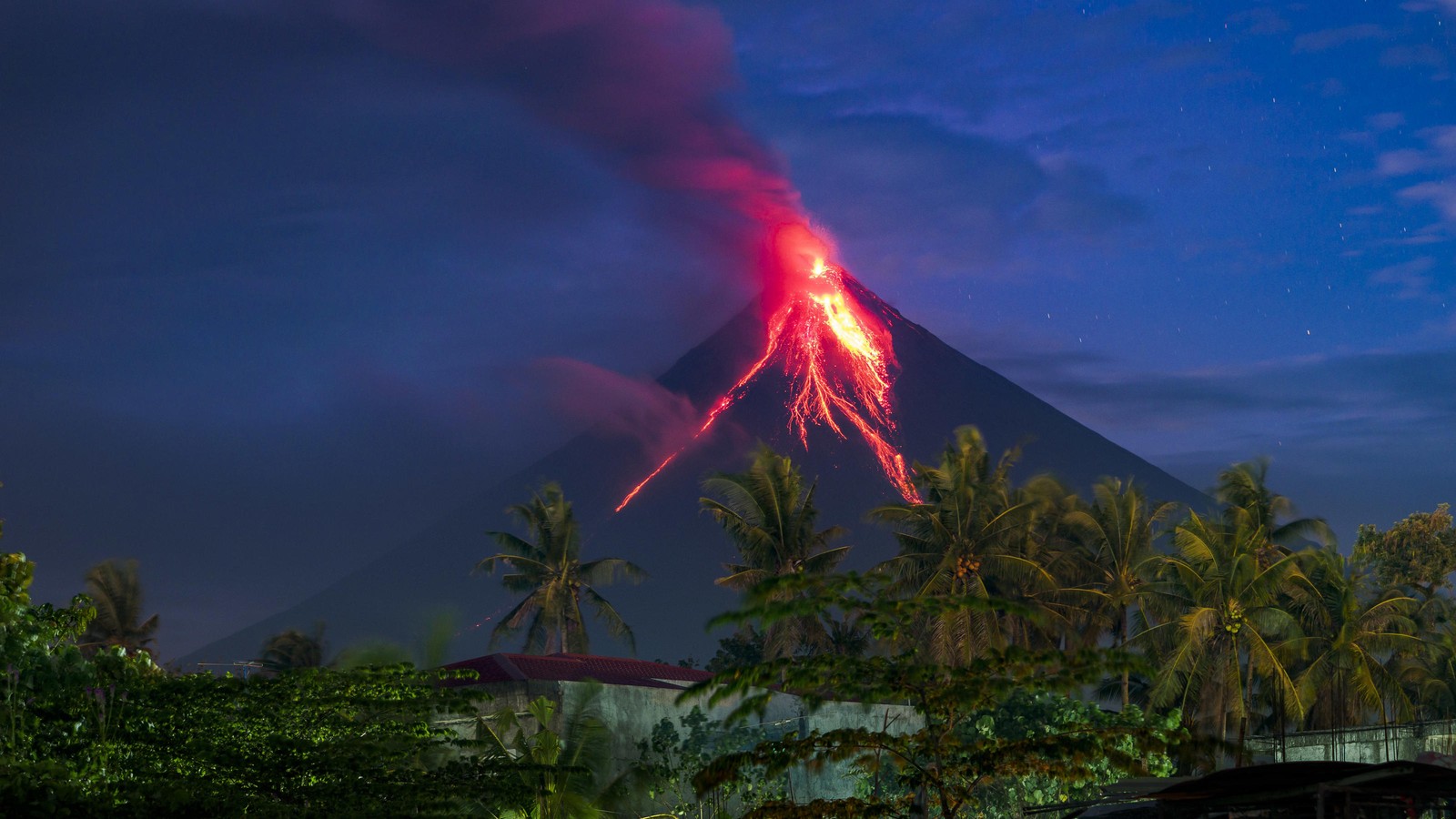 Un grand volcan avec de la lave rouge qui en sort (volcan, décor montagnard, forme volcanique, nuage, types déruptions volcaniques)