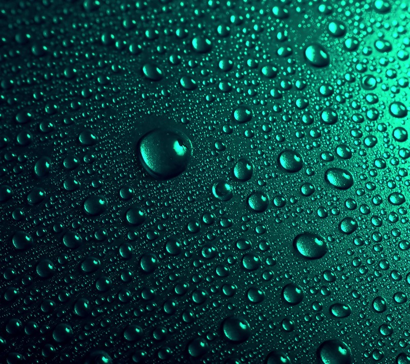 Крупный план капель воды на зеленой поверхности (abstract water drops, фон)