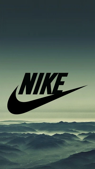 Logo Nike contre un paysage montagneux