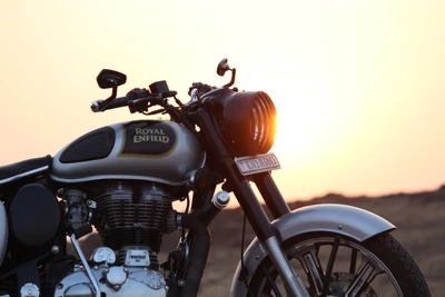 Moto Royal Enfield au coucher du soleil