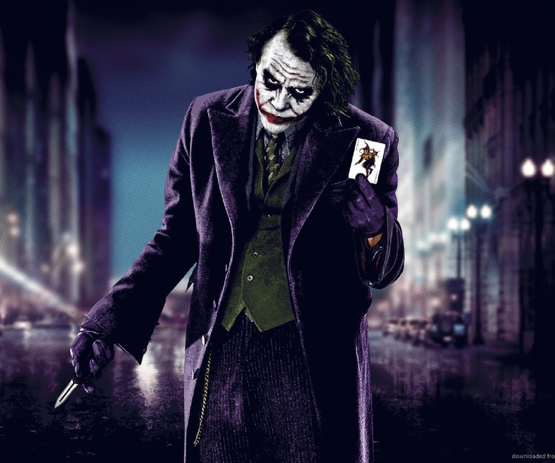 Джокер в пурпурном костюме с картой в руке (джокер, joker, joker with card, темный рыцарь, the dark knight)