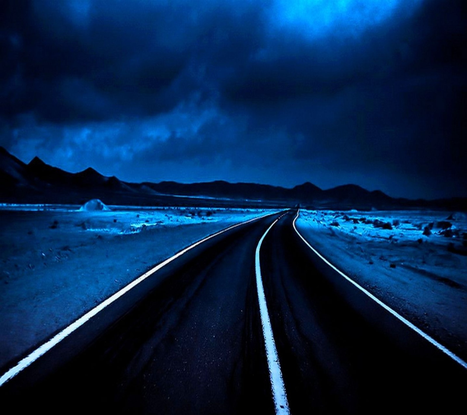 Asphaltierte straße mitten in der wüste mit einem dunklen himmel (wolken, wüste, autobahn, landschaft, natur)