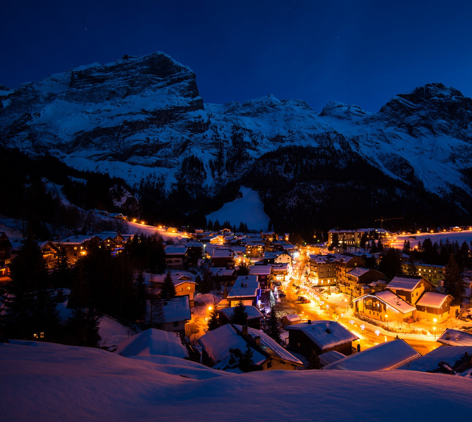 Vue d'une ville dans les montagnes la nuit (noël, froid, lumière, montagnes, nature)