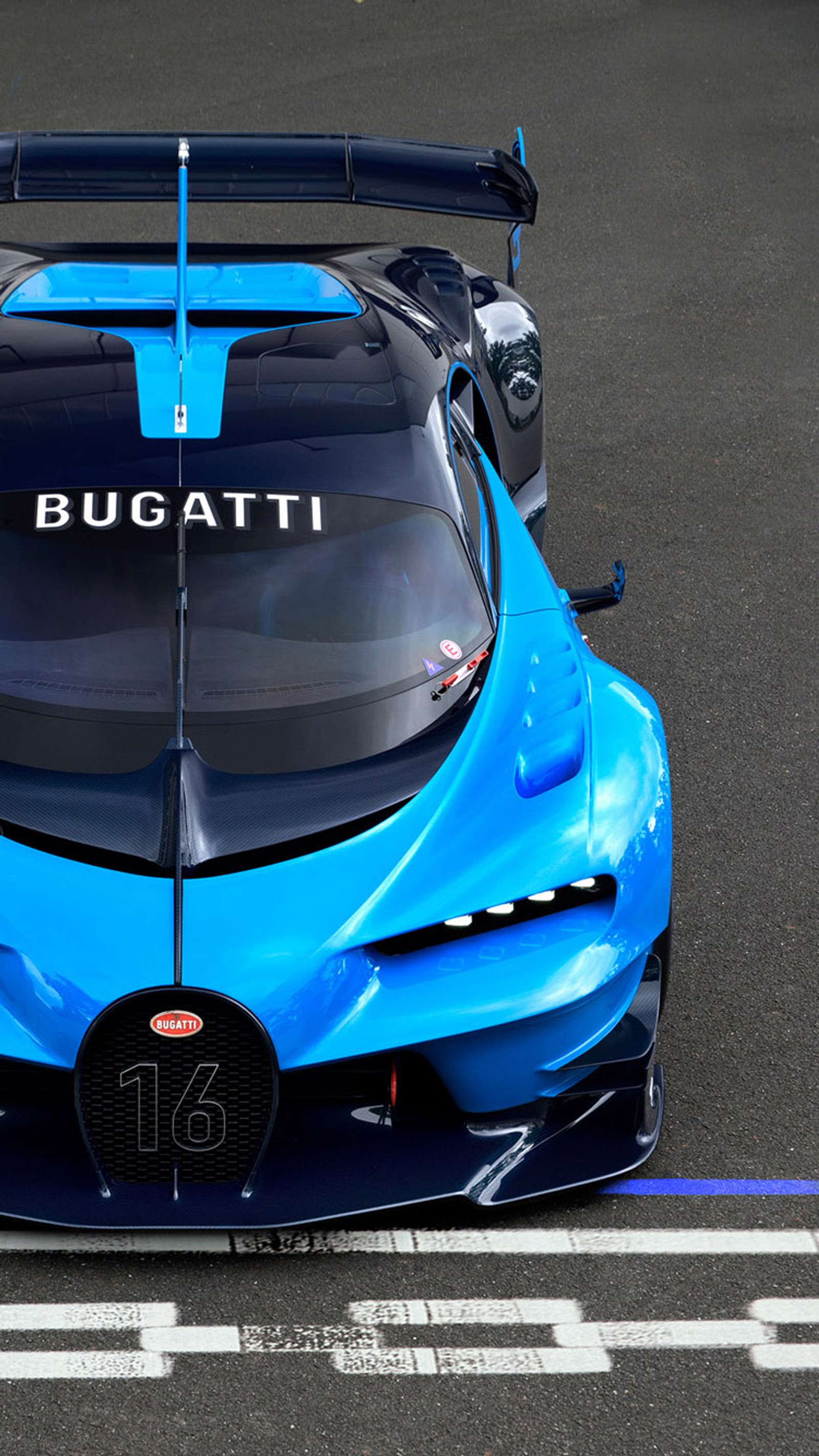 Крупный план синего автомобиля bugatti на гоночной трассе (гран туризмо, gran turismo, суперкар, видение)