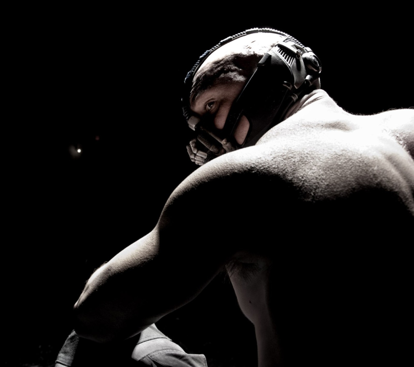 Arafed man in a dark boxing ring with a helmet on (bane, dark, hardy, knight, rises)