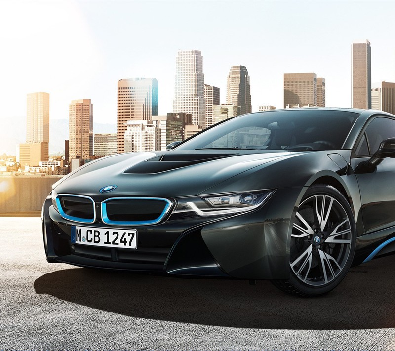 Концепт-кар bmw i8 купе перед городским горизонтом (bmw, i8)