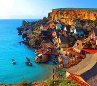 Vibrante vila costeira da Vila do Popeye em Malta