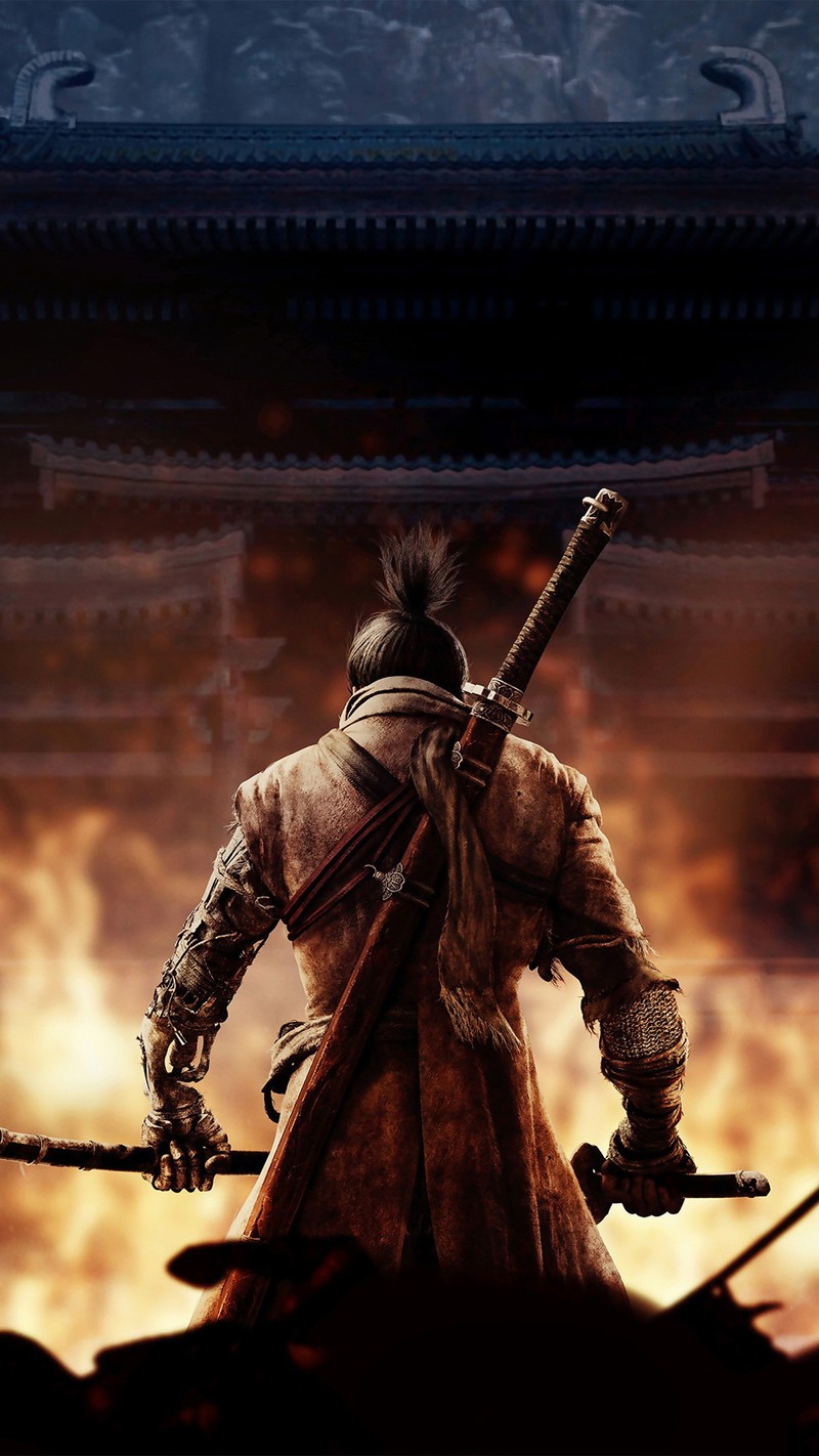 Близкий план человека, держащего меч перед огнем (sekiro shadows die twice, самурай, музыкант, искусство, доспехи)