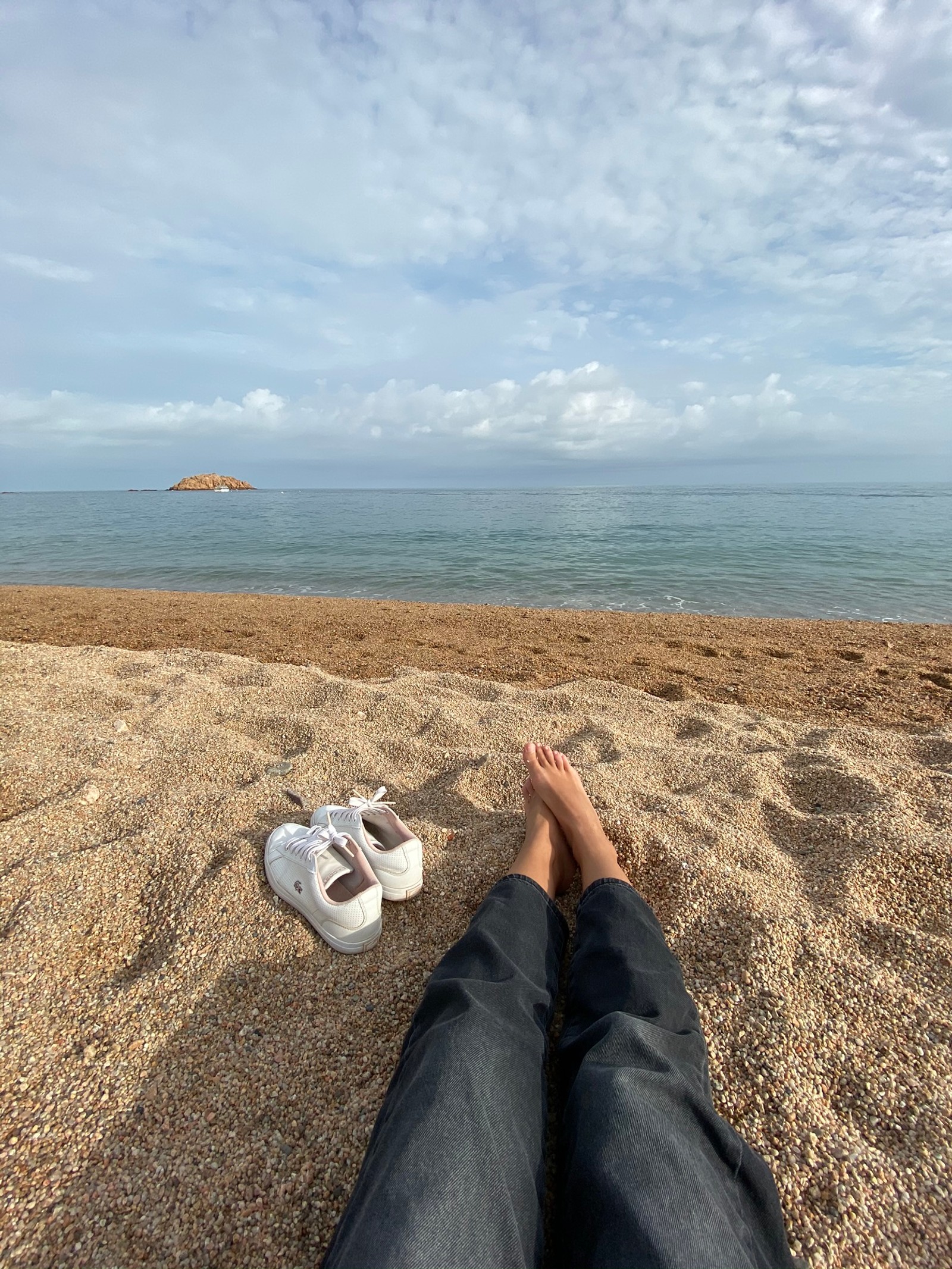 Alguien está acostado en la playa con los pies arriba (mar, turismo, humano, nube, pierna humana)