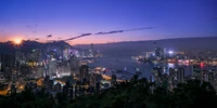 Paisaje nocturno vibrante del horizonte de una ciudad al anochecer