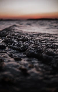 Ondas da noite no horizonte do oceano