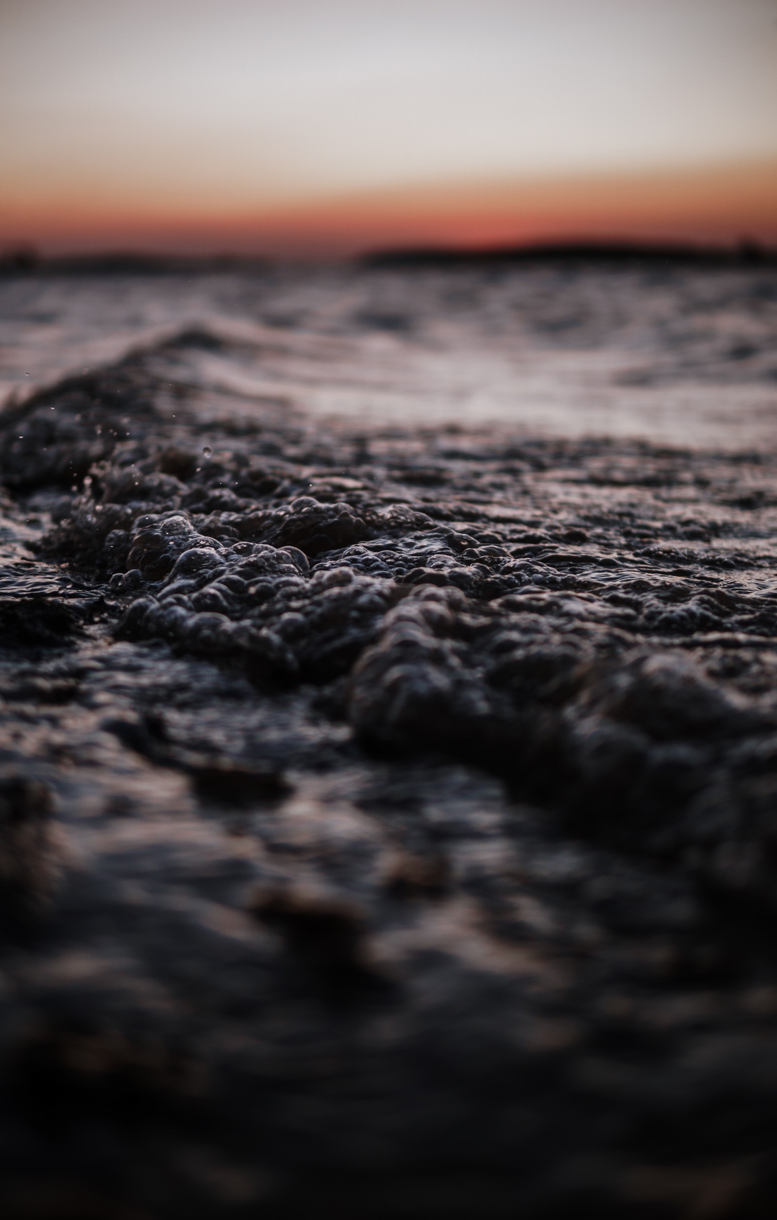 Vue aérienne d'une plage avec un coucher de soleil en arrière-plan (vague, océan, soir, horizon, vague de vent)