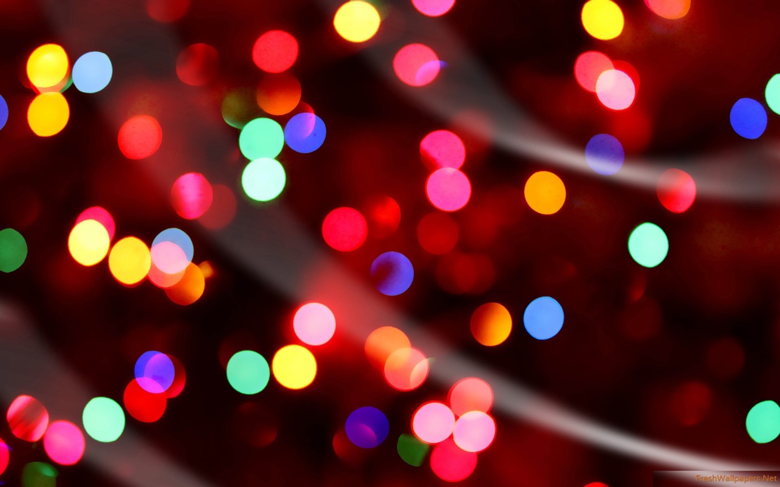 Luzes coloridas estão ao fundo de um fundo desfocado (luzes de natal, iluminação, dia de natal, luz, enfeite de natal)