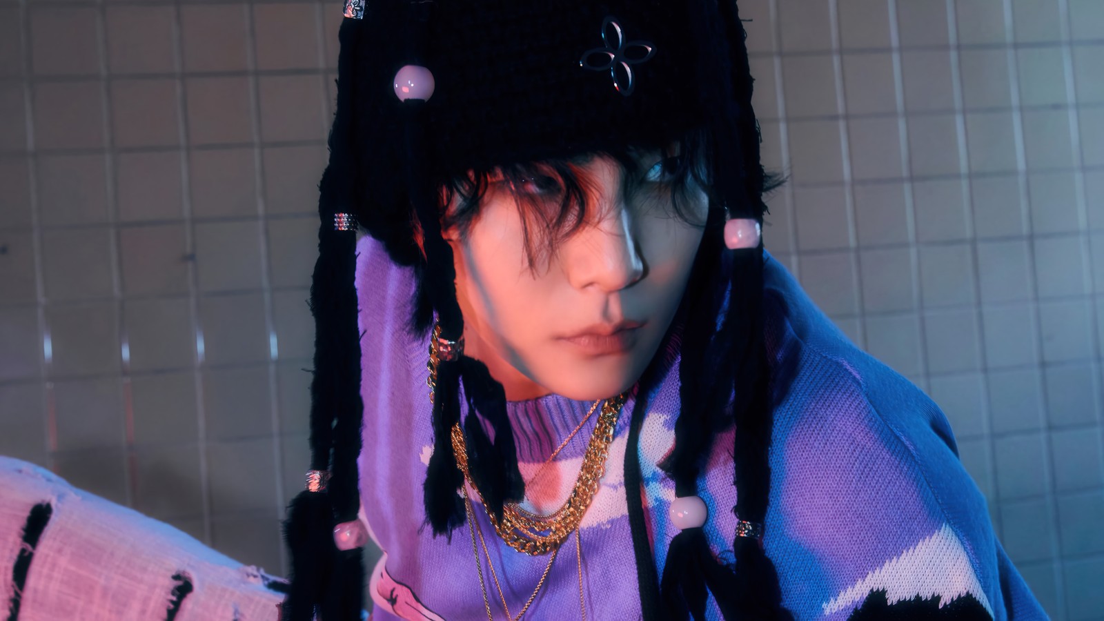 There is a woman with dreadlocks and a hat on (key, 키, kim ki bum, 김기범, shinee)