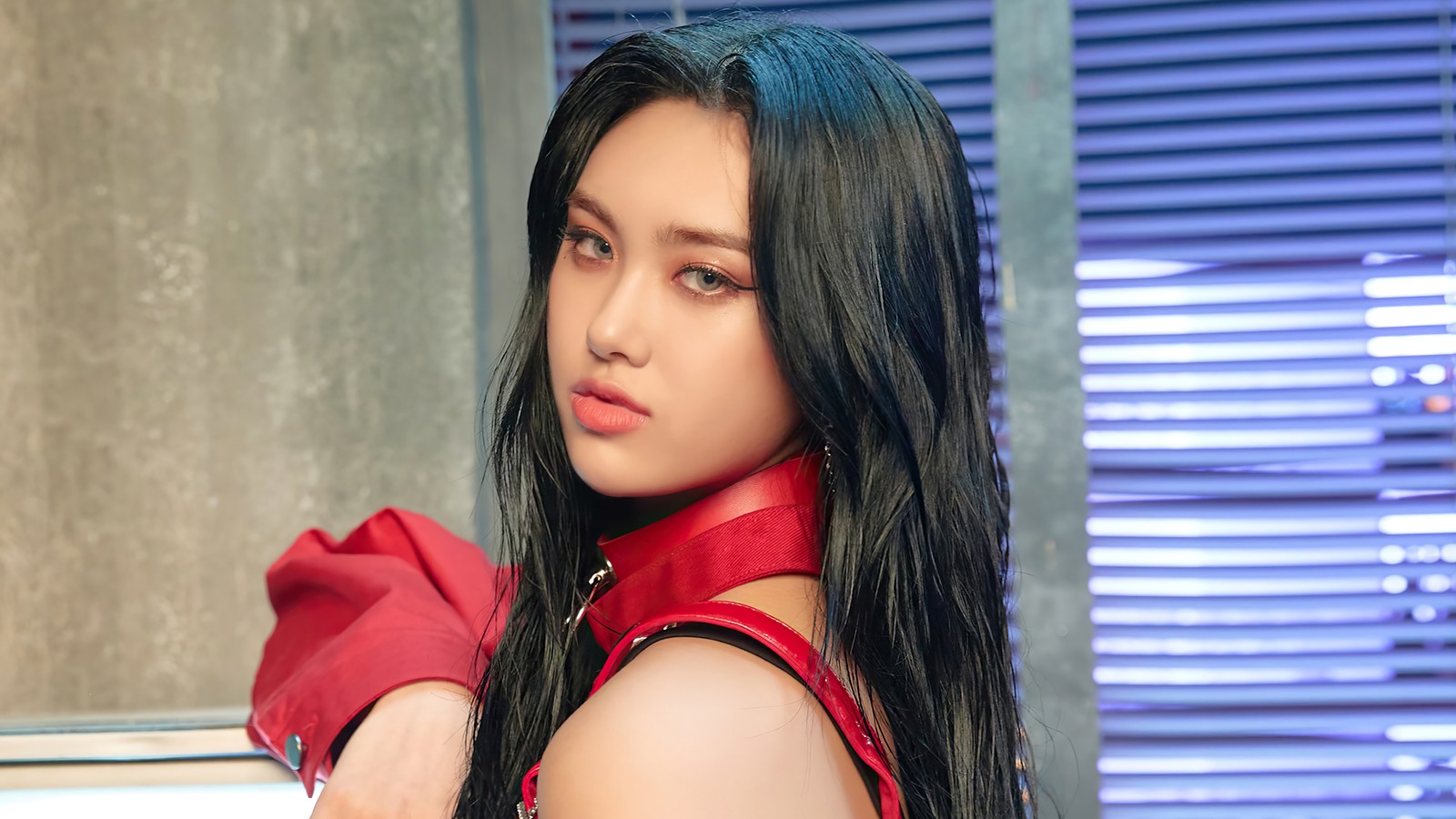 Un gros plan d'une femme aux longs cheveux noirs portant une robe rouge (everglow, 에버글로우, kpop, k pop, filles)