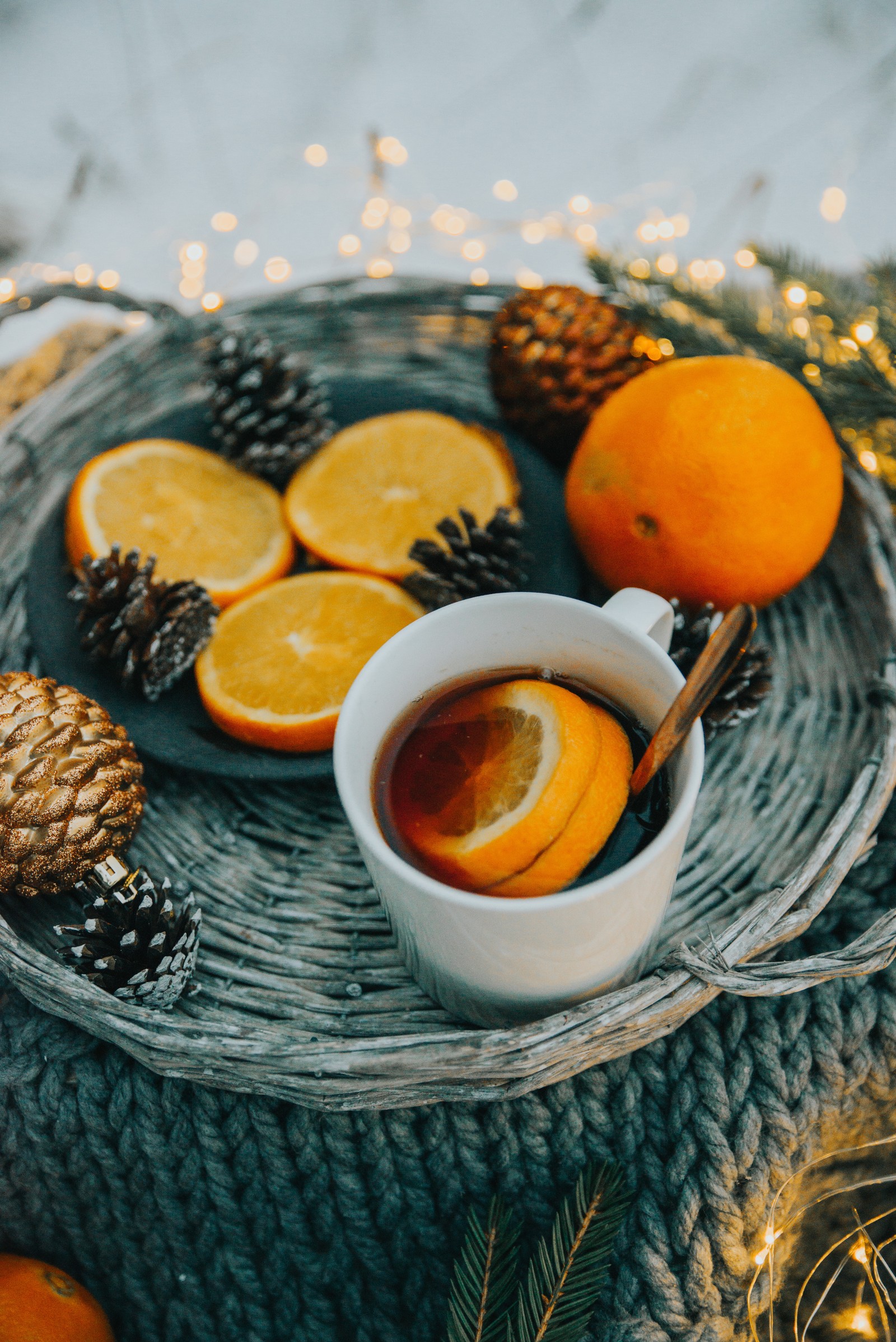 Una taza de té y naranjas en un plato (clementina, comida, naranja, fruta, mandarina)