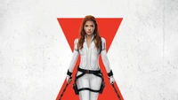 Natasha Romanoff en un llamativo traje blanco, lista con armas contra un fondo rojo audaz.