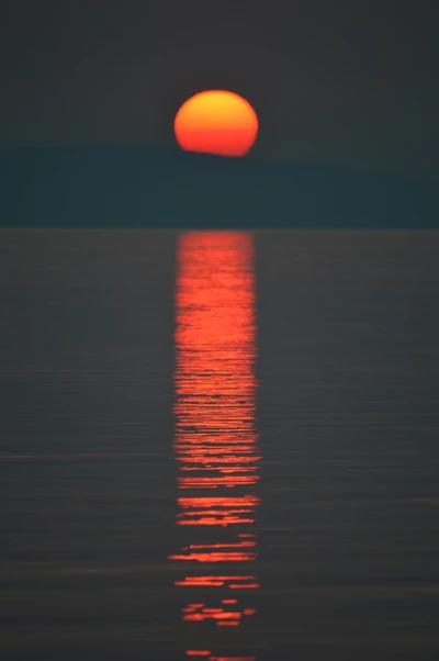 Réflexion sereine du coucher de soleil sur des eaux calmes