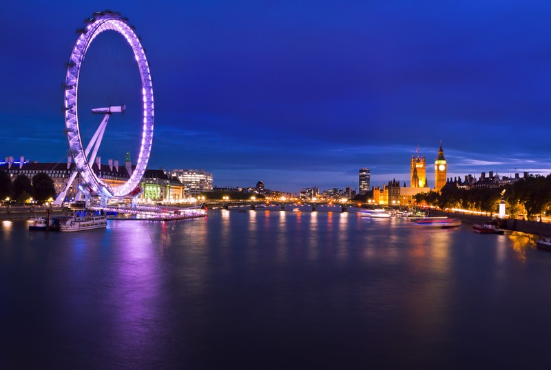 Вид на колесо обозрения и реку ночью (лондонский глаз, london eye, биг бен, big ben, река темза)