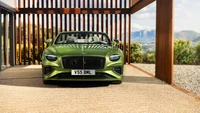 2024 Bentley Continental GT Speed Cabriolet en Vert Vif sous Architecture Moderne