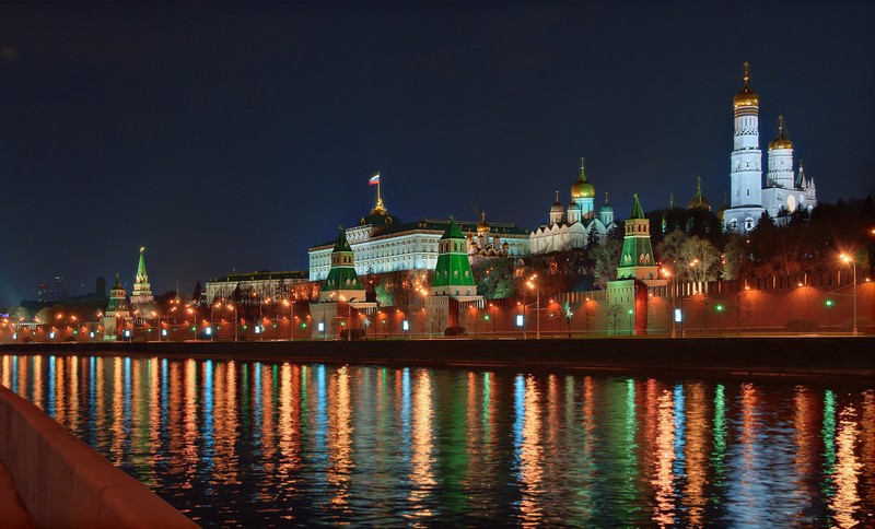 Ночной вид на кремль и кремлевскую башню в москве (москва, река москва, ночь, город, достопримечательность)