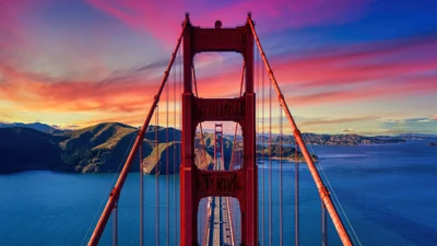 Ponte Golden Gate ao pôr do sol sobre águas tranquilas