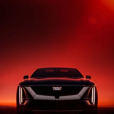 Cadillac Lyriq: Impactante SUV eléctrico contra un horizonte rojo