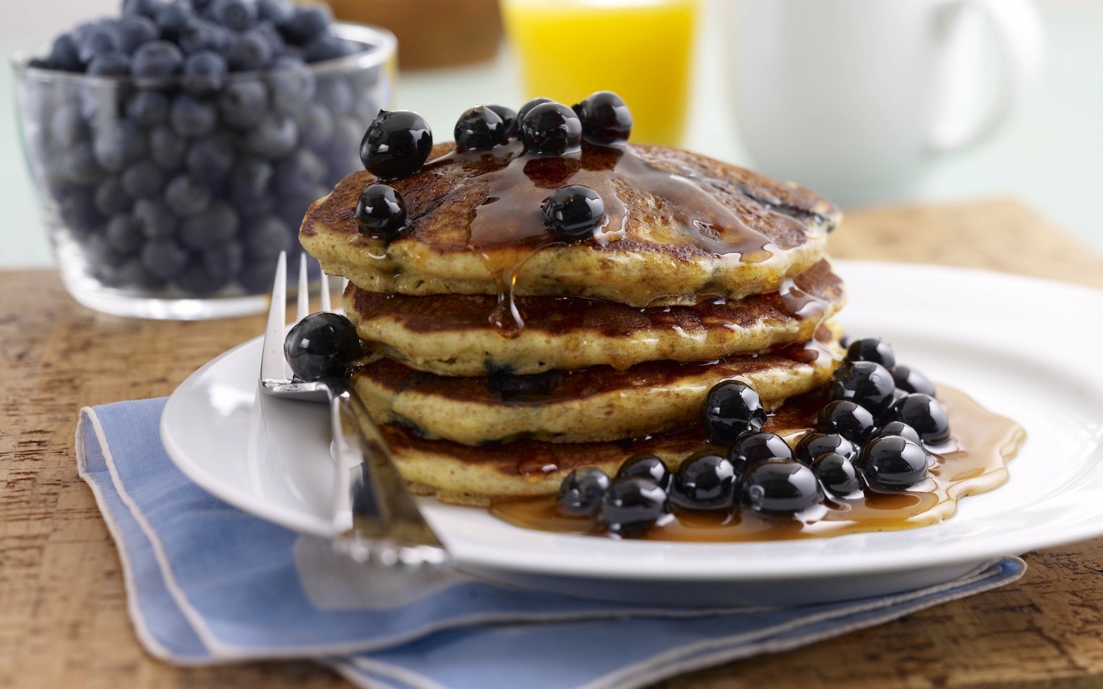 Panqueques con arándanos y jarabe en un plato (panqueque, desayuno, arándano, comida, brunch)