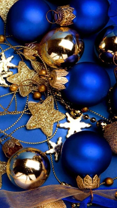 Adornos navideños azules y dorados entrelazados con estrellas decorativas y cuentas doradas.